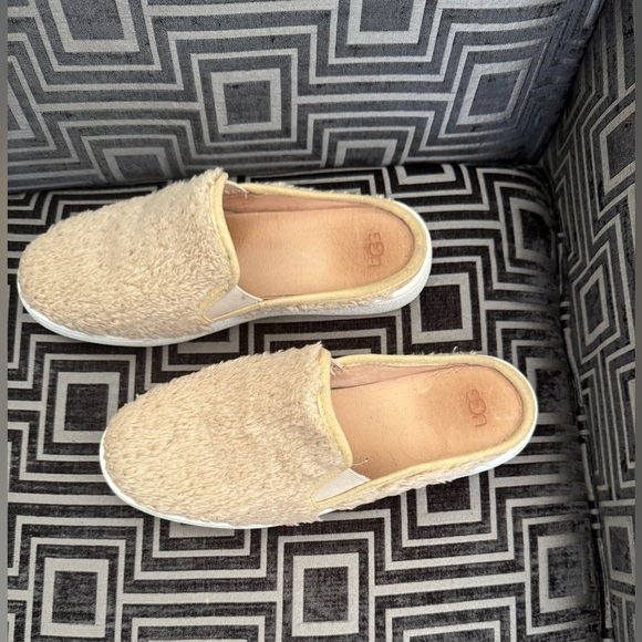 Ugg Women's Luci Slip-On Fuzzy Sneakers - Picture 3 of 7